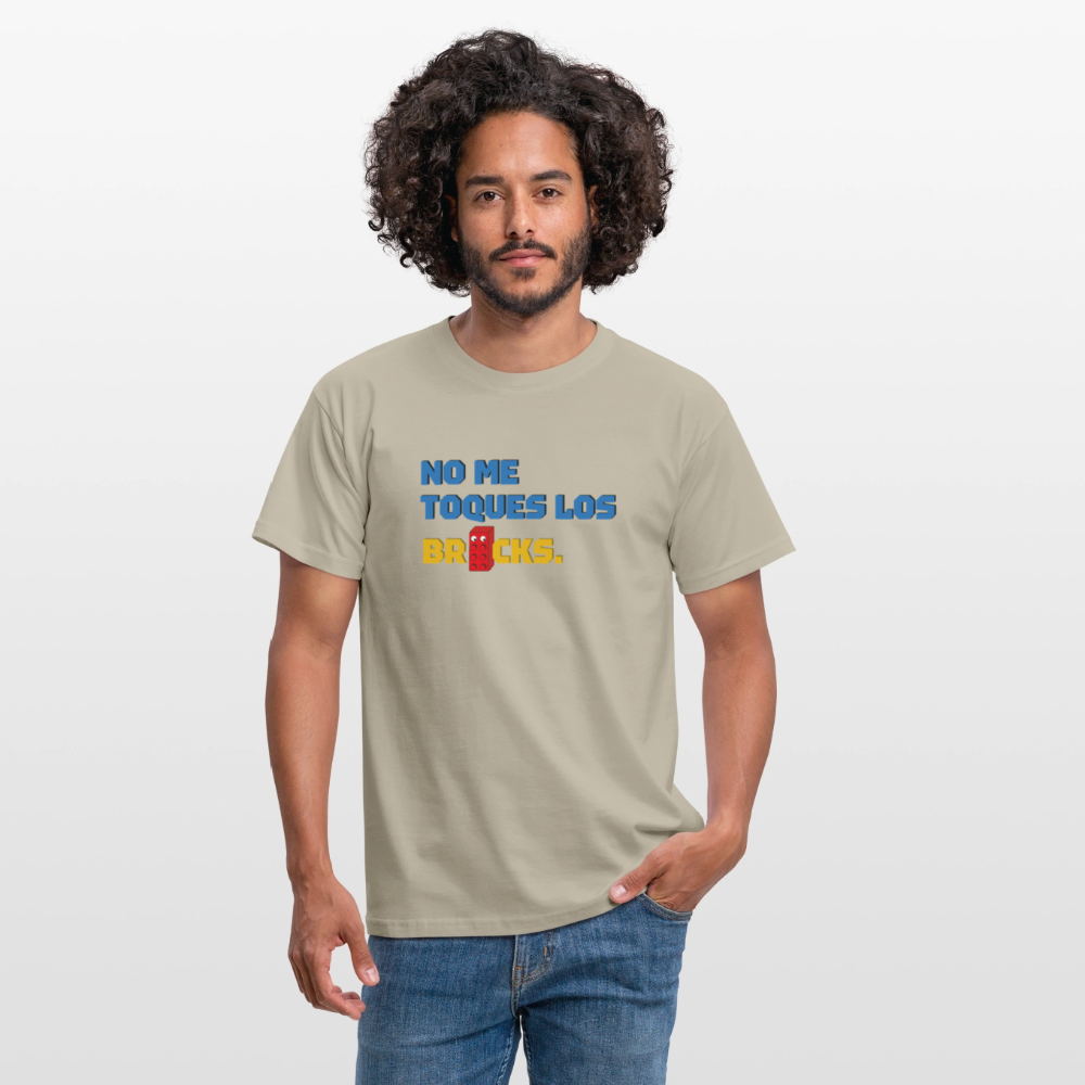 No me toques los bricks Men's T-Shirt - sand beige